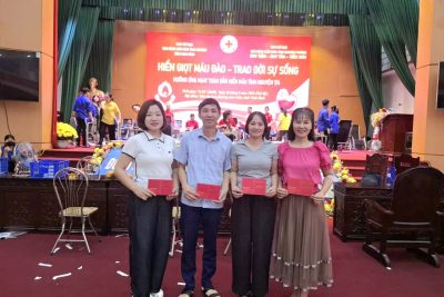 LAN TỎA NGHĨA CỬ CAO ĐẸP – CÁN BỘ, GIÁO VIÊN, NHÂN VIÊN TRƯỜNG THCS CHUYÊN NGOẠI THAM GIA HIẾN MÁU NHÂN ĐẠO